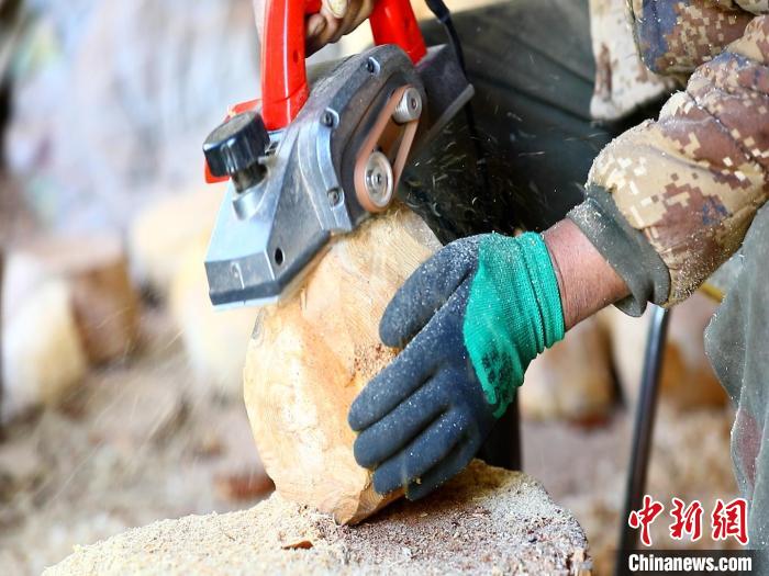 圖為手工藝人正在制作木碗?！〉录?　攝