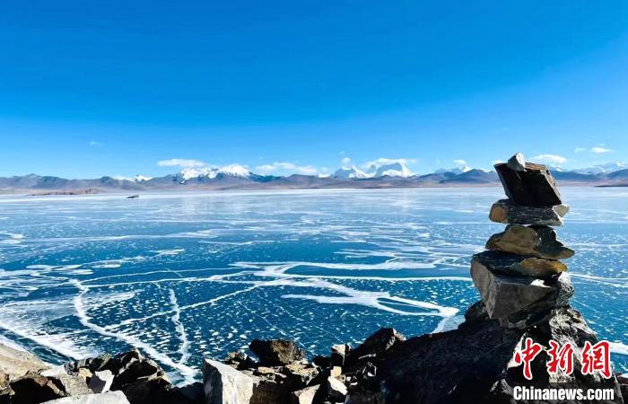 圖為普瑪江塘鄉(xiāng)境內(nèi)的雪山、冰湖美景?！±丝ㄗ涌h網(wǎng)信辦供圖