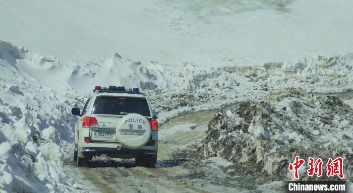 圖為邊壩縣降雪時夏貢拉山段路況?！∵厜慰h融媒體中心供圖