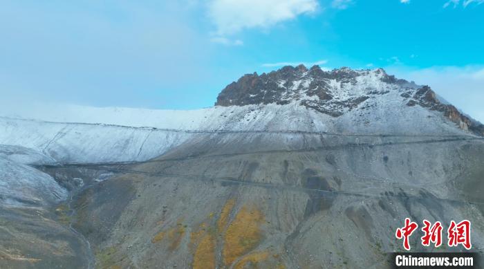圖為邊壩縣降雪時夏貢拉山段路況。　邊壩縣融媒體中心供圖