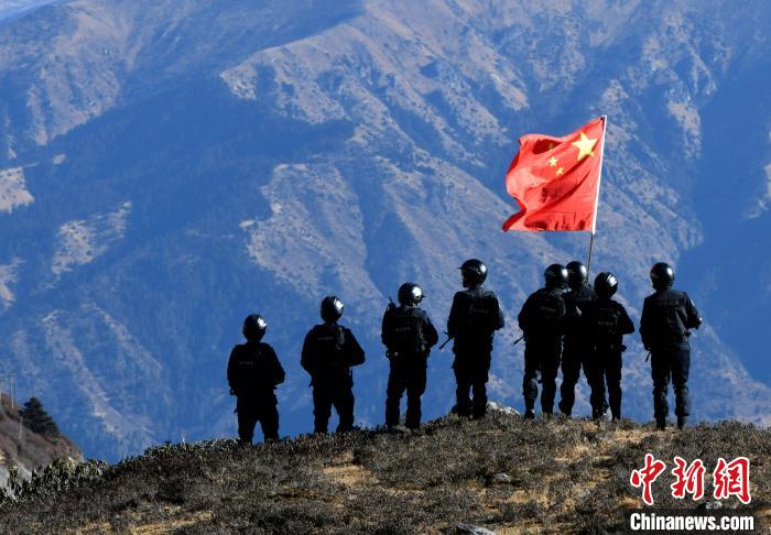 1月6日，移民警察在執(zhí)勤?！±盍?攝
