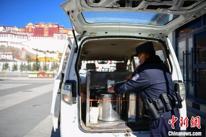 圖為1月23日，布達拉宮廣場派出所民警正在打午飯?！∝暩聛硭?攝