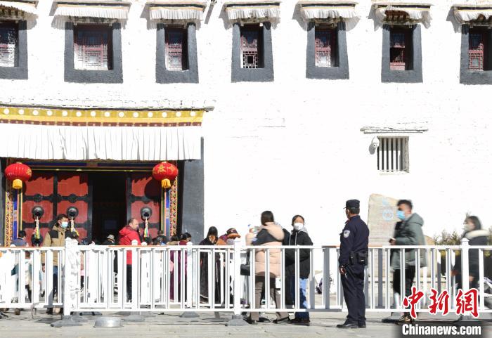 圖為1月23日，布達拉宮廣場派出所民警正在引導游客?！∝暩聛硭?攝