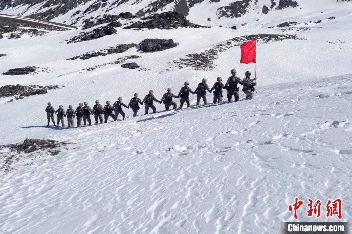 春節(jié)期間，西藏軍區(qū)山南軍分區(qū)某邊防團(tuán)官兵踏雪巡邊?！〉┰鰰x美 攝