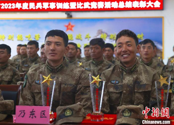 表彰大會上，獲獎選手開心瞬間。　吳蒙昆 攝