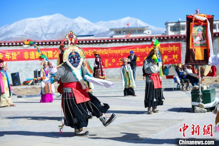 圖為藏戲非遺展演現(xiàn)場(chǎng)?！∝暩聛?lái)松 攝
