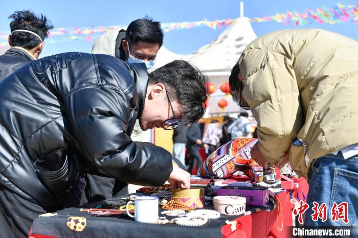 圖為展銷會(huì)現(xiàn)場(chǎng)?！∝暩聛?lái)松 攝
