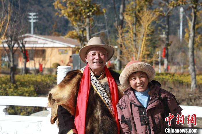 圖為林芝市巴宜區(qū)布久鄉(xiāng)仲果村村民桑杰與孫子一起參加藏歷新年活動(dòng)。　張力 攝