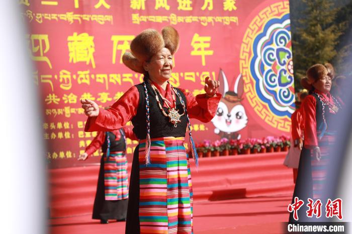 圖為藏歷新年活動(dòng)現(xiàn)場(chǎng)?！埩?攝