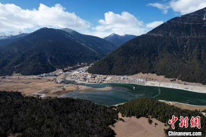 2月17日，西藏林芝魯朗小鎮(zhèn)。(無人機(jī)照片) 李林 攝