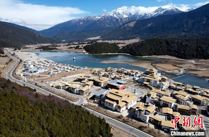 2月17日，西藏林芝魯朗小鎮(zhèn)。(無人機(jī)照片) 李林 攝