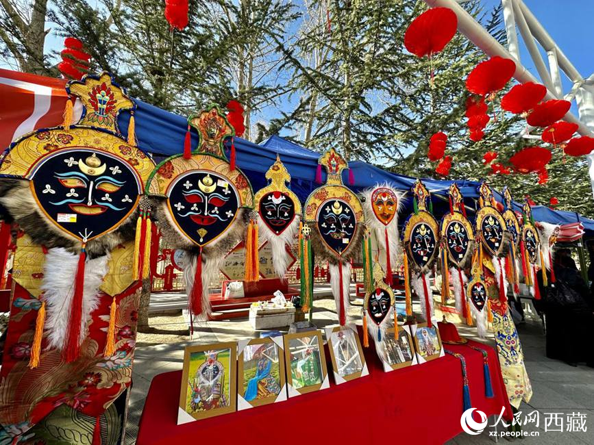 充滿藏元素的年貨節(jié)現(xiàn)場。人民網(wǎng) 次仁羅布攝
