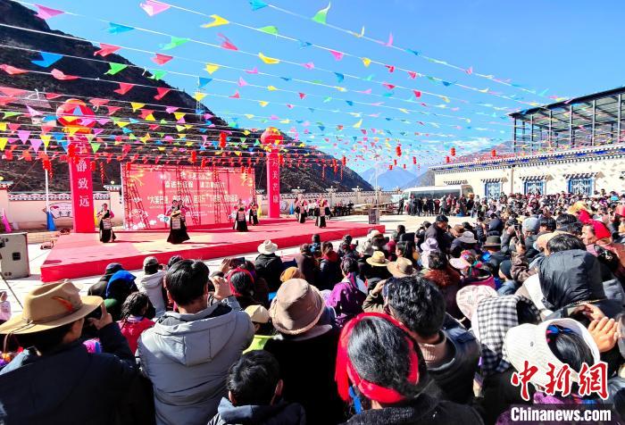 文藝活動(dòng)全景?！∶⒖悼h委宣傳部供圖