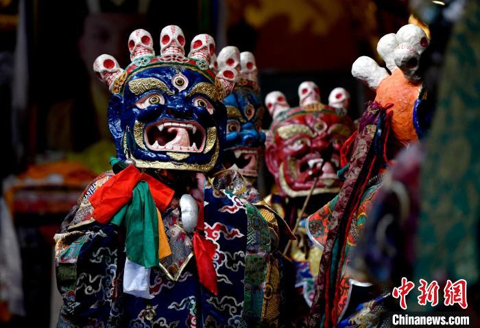 2月19日，楚布寺僧人們佩戴面具準(zhǔn)備參加跳神活動(dòng)?！±盍?攝