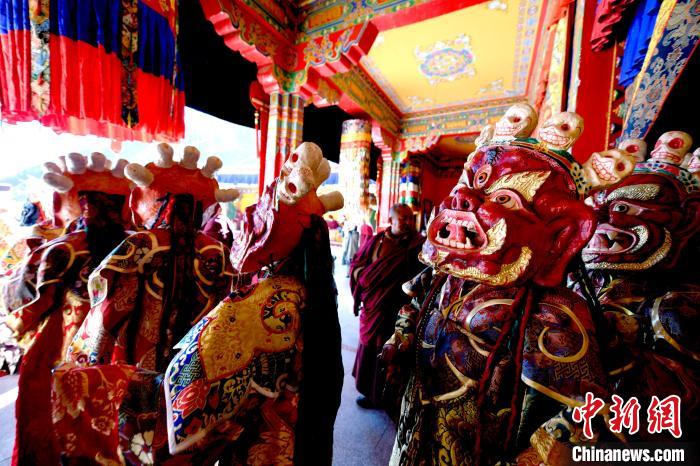2月19日，楚布寺僧人們佩戴面具準(zhǔn)備參加跳神活動(dòng)?！±盍?攝