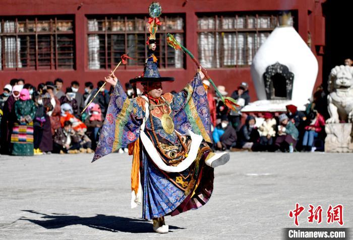 2月19日，楚布寺僧人參加跳神活動(dòng)?！±盍?攝