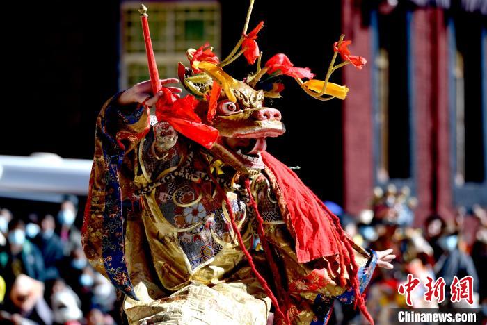 2月19日，楚布寺僧人佩戴面具參加跳神活動(dòng)?！±盍?攝