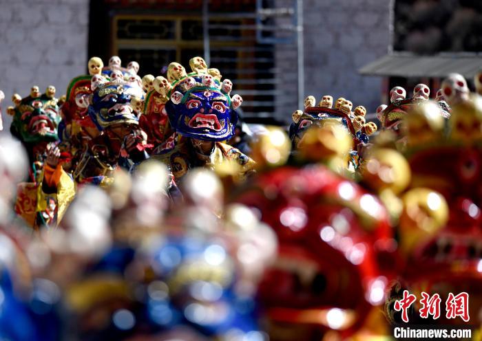 2月19日，楚布寺僧人們佩戴面具參加跳神活動(dòng)?！±盍?攝