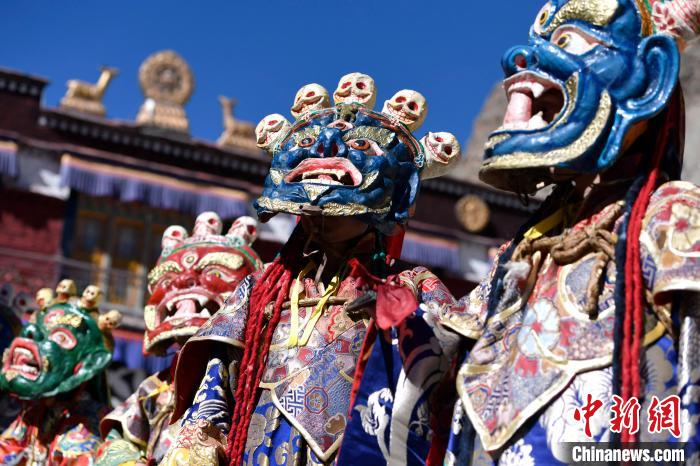 2月19日，楚布寺僧人們佩戴面具參加跳神活動(dòng)。　李林 攝