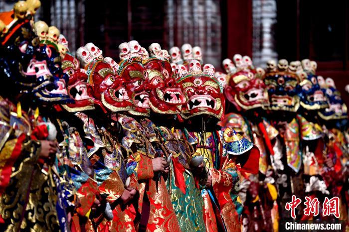 2月19日，楚布寺僧人們佩戴面具參加跳神活動(dòng)。　李林 攝