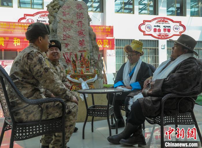圖為阿里軍分區(qū)某邊防團(tuán)官兵與駐地群眾拉家常?！詵| 攝