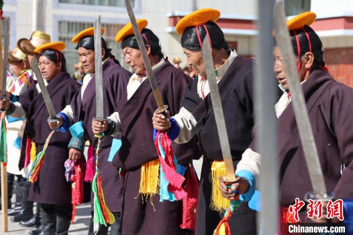 圖為藝人們手持藏刀表演加麻百·甲江?！愔闈扇?攝