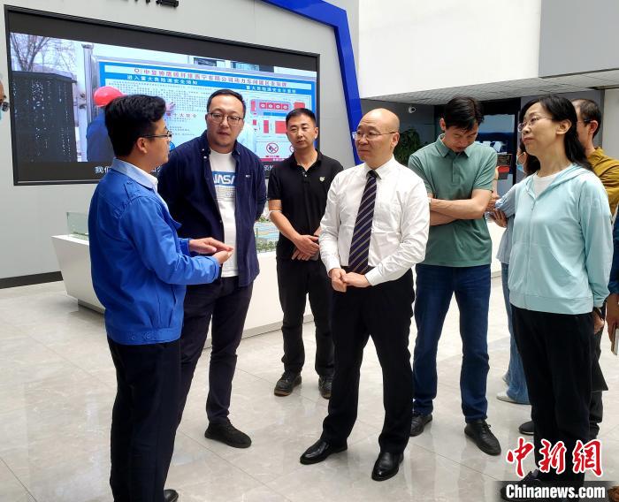 圖為全國政協(xié)委員、農(nóng)工黨青海省委主委王昆(中)在企業(yè)調(diào)研。　郭滿福 供圖