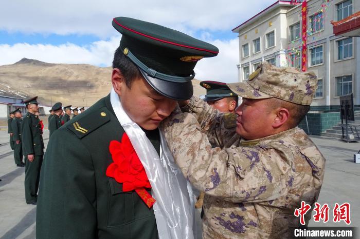 卸下軍銜等標(biāo)識?！⒖≥x 攝