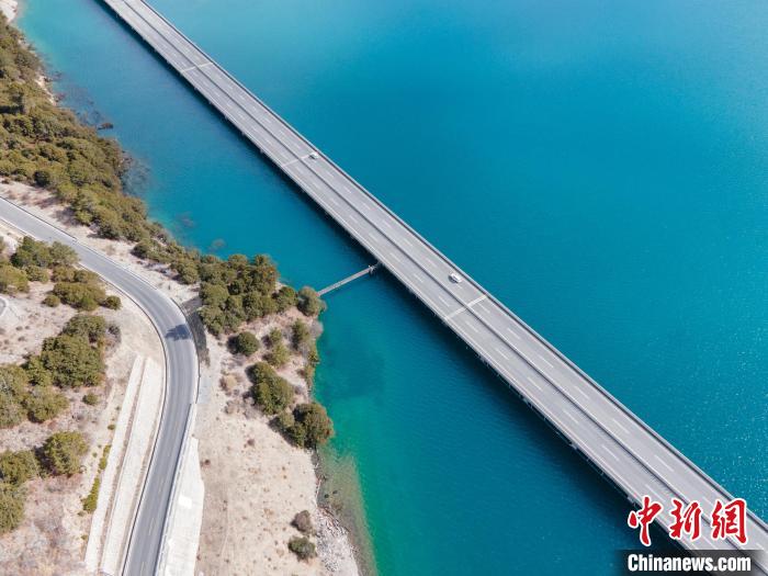 圖為西藏林拉高等級公路多布湖段風(fēng)光。　江飛波 攝
