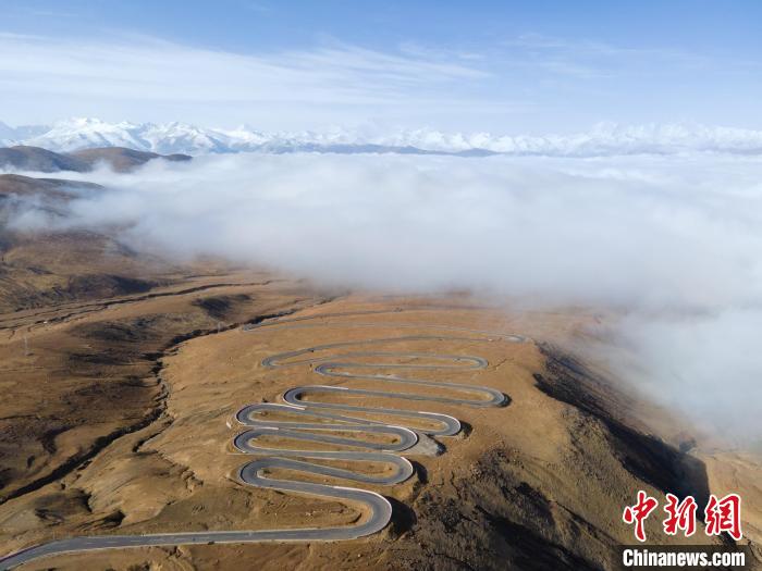 圖為西藏定日縣，前往珠穆朗瑪峰大本營蜿蜒的公路與云海。　江飛波 攝
