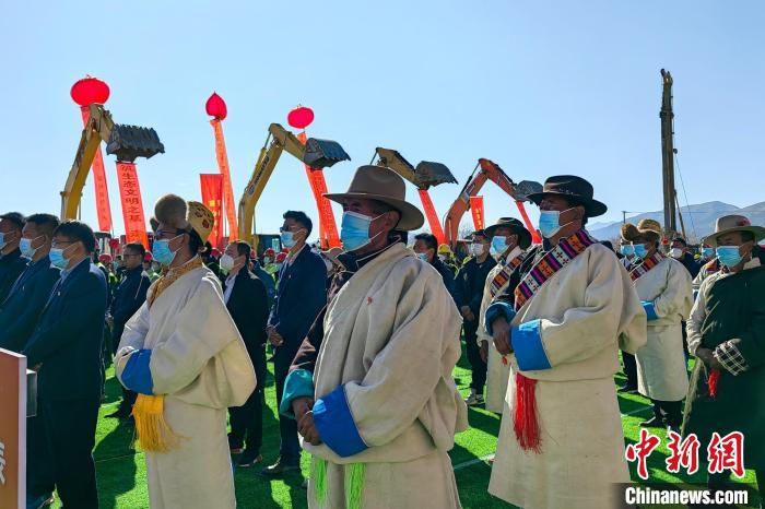 各方代表參加集中開復(fù)工儀式?！∧岈斪扛?攝