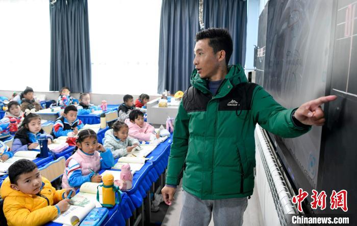 3月14日，西藏拉薩市第一小學(xué)藏語文老師拉巴次仁在課堂上?！±盍?攝