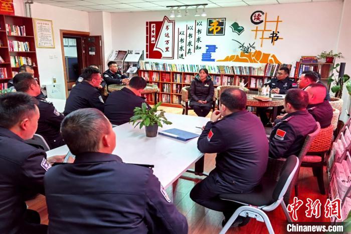 圖為亞東出入境邊防檢查站民警與銀行業(yè)務(wù)人員進(jìn)行金融知識(shí)深入交流。　胡利媛 攝