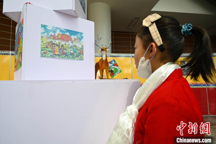 圖為學(xué)生參觀繪畫展?！≮w朗 攝