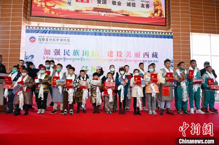圖為部分獲獎(jiǎng)學(xué)生合影?！≮w朗 攝