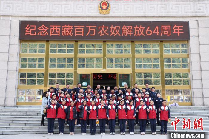 圖為亞東邊檢站民警代表與駐地小學師生代表合影留念?！『?攝