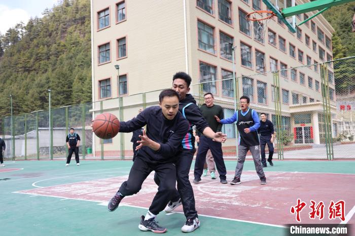 圖為亞東邊檢站民警與駐地農(nóng)業(yè)銀行代表開展籃球友誼賽?！『?攝