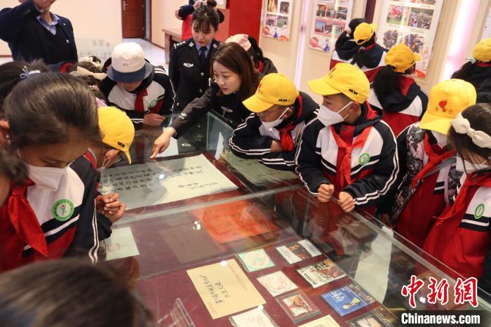 圖為亞東邊檢站民警為駐地小學生講解該站榮譽發(fā)展史?！『?攝