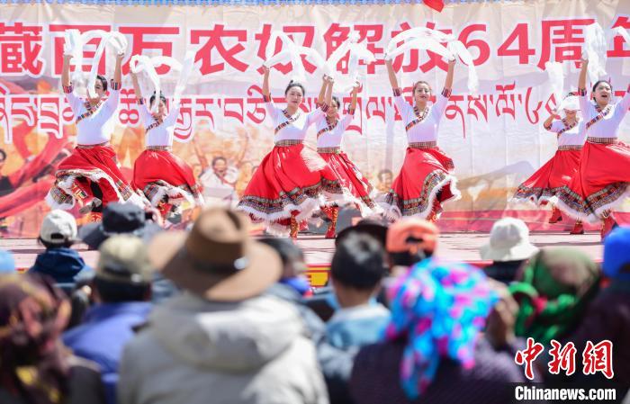圖為墨竹工卡縣龍珠崗村，文藝演出現(xiàn)場。　貢嘎來松 攝