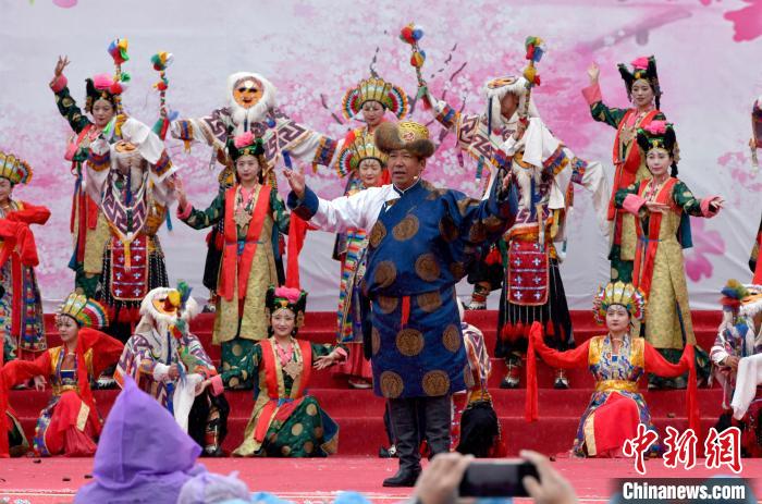 3月28日，西藏林芝第二十屆桃花旅游文化節(jié)開(kāi)幕式上的文藝表演?！±盍?攝