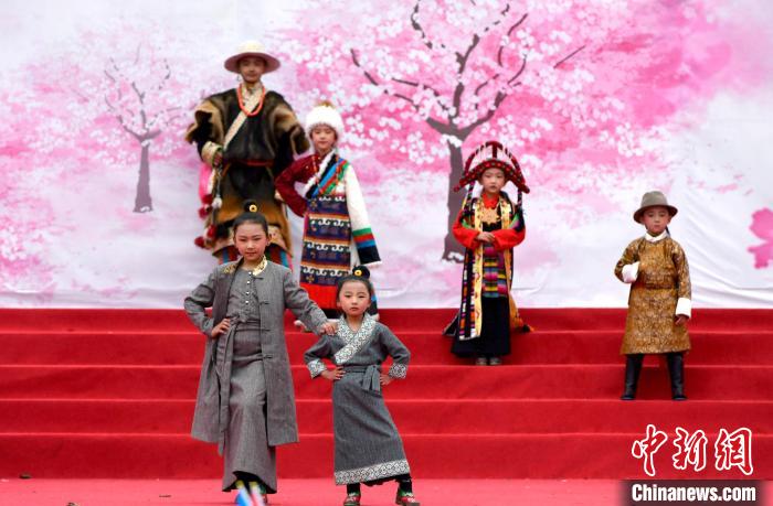 3月28日，西藏林芝第二十屆桃花旅游文化節(jié)開(kāi)幕式上的文藝表演?！±盍?攝