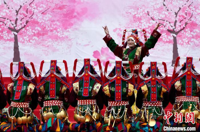 3月28日，西藏林芝第二十屆桃花旅游文化節(jié)開(kāi)幕式上的文藝表演?！±盍?攝