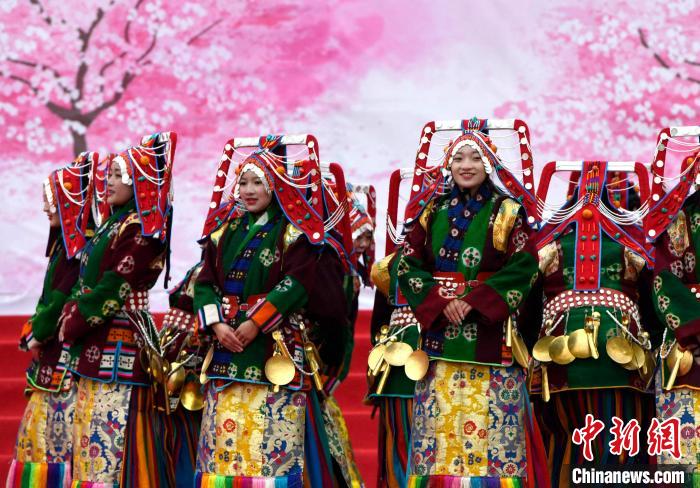 3月28日，西藏林芝第二十屆桃花旅游文化節(jié)開(kāi)幕式上的文藝表演。　李林 攝