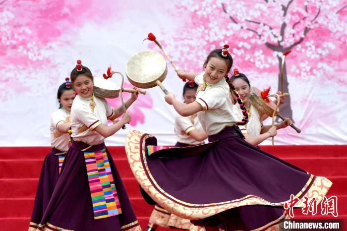 3月28日，西藏林芝第二十屆桃花旅游文化節(jié)開(kāi)幕式上的文藝表演?！±盍?攝