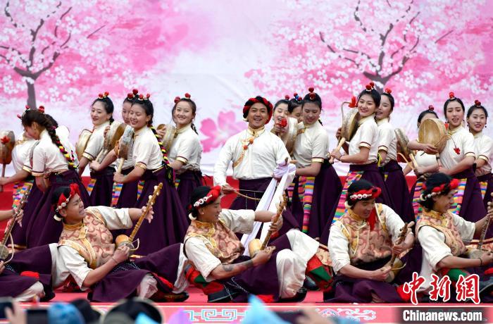 3月28日，西藏林芝第二十屆桃花旅游文化節(jié)開(kāi)幕式上的文藝表演?！±盍?攝
