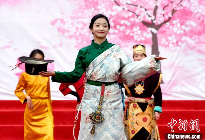 3月28日，西藏林芝第二十屆桃花旅游文化節(jié)開(kāi)幕式上的文藝表演?！±盍?攝