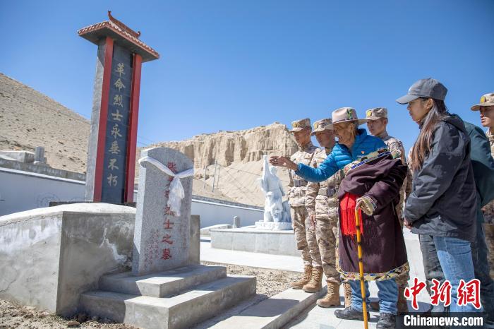 圖為在西藏阿里地區(qū)札達(dá)縣烈士陵園，82歲的次仁南杰老人為軍民代表講述新舊西藏的變化?！詵| 攝
