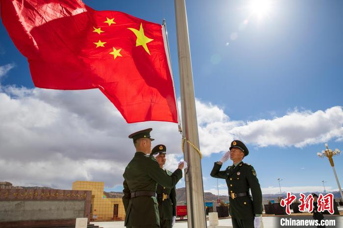 圖為在西藏阿里地區(qū)札達(dá)縣，軍民共同舉行升國旗儀式，慶祝西藏百萬農(nóng)奴解放紀(jì)念日?！詵| 攝