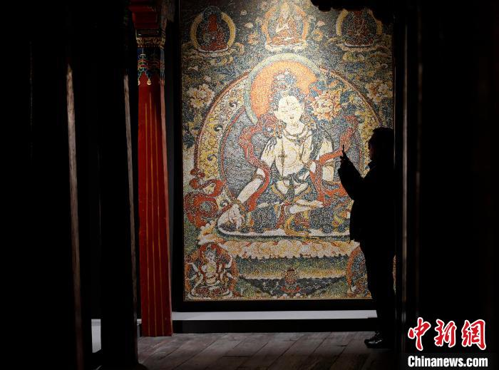 3月31日，觀眾欣賞展覽中的作品。　李林 攝