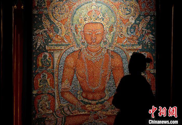 3月31日，觀眾欣賞展覽中的作品。　李林 攝